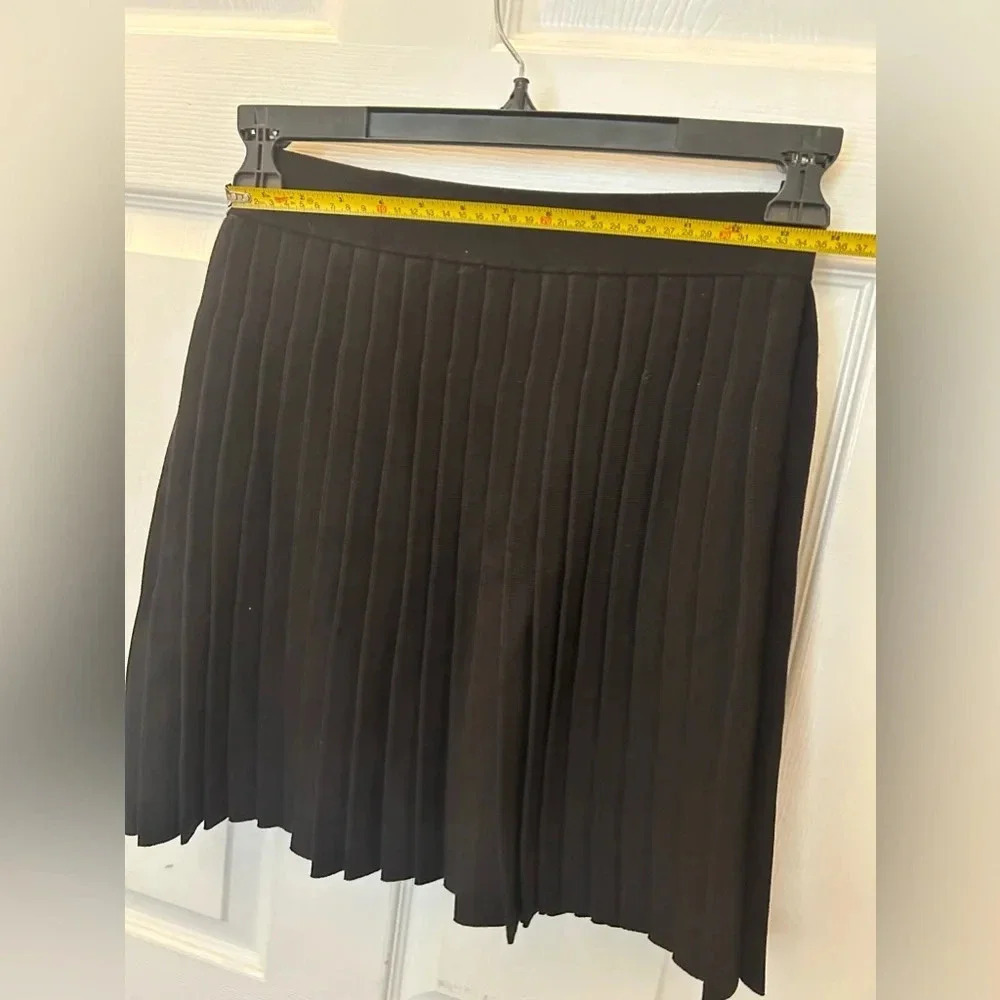 Nwt! Co Pleated Knit black Skirt
Small - Picture 9 of 10